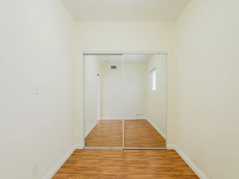 10550 1/4 W Victory Blvd — Photo 21