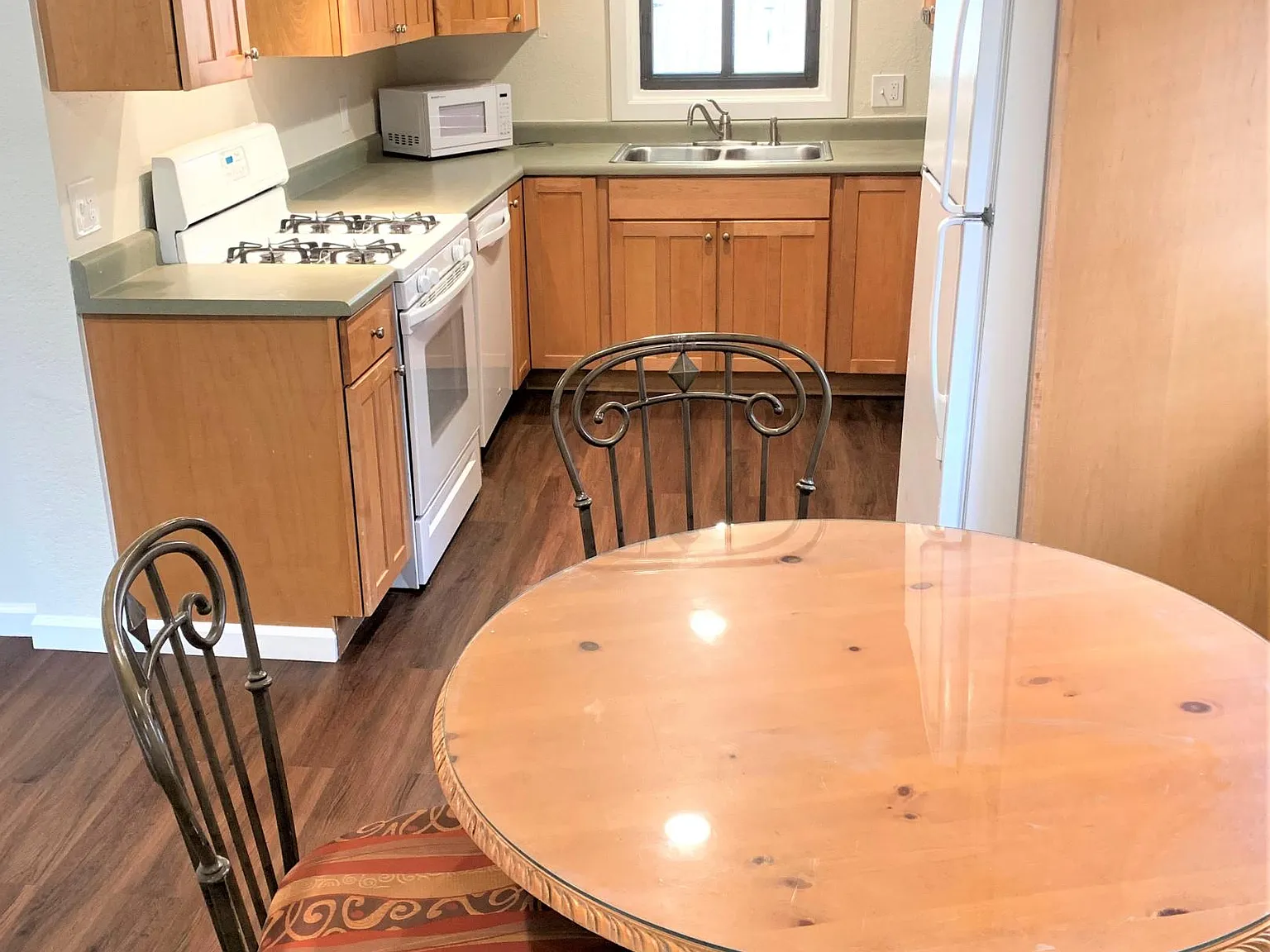2 bed, 1100 sqft, $2,400 — Photo 4