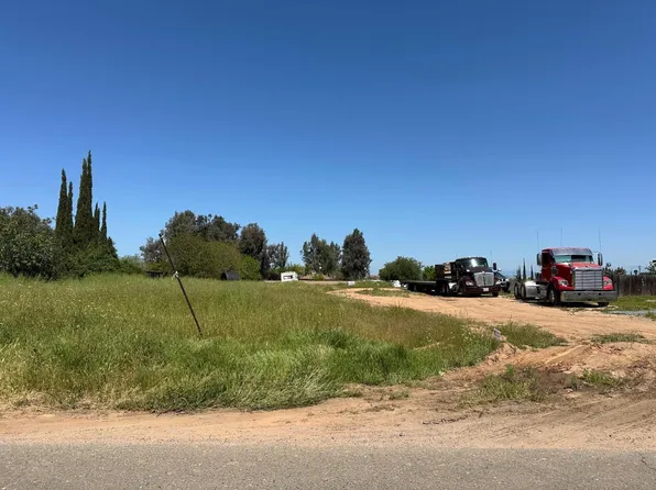 76 Arizona Ave, Madera, CA 93638