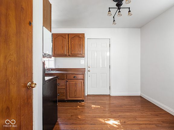 5th image of 366 S Webster Ave