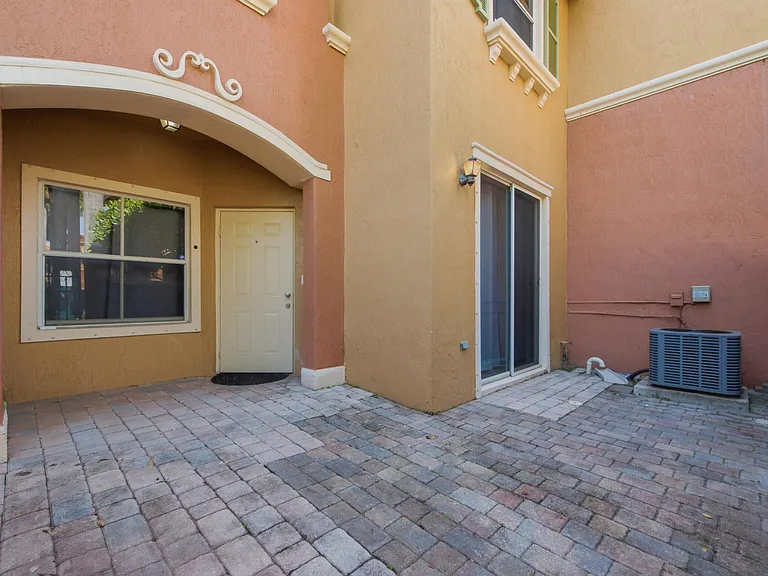 732 SW 106th Ave #2011 — Photo 5