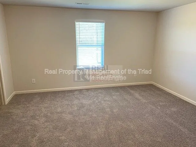 3901 Vershire Ave — Photo 12