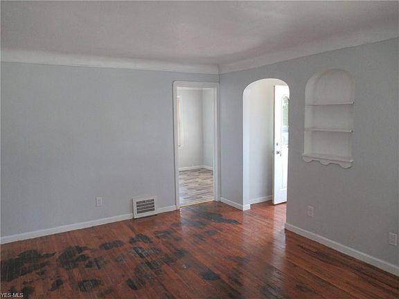 4th image of 14124 Elsetta Ave
