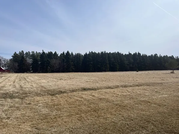 712 Tamarac Dr, Devils Lake, ND 58301