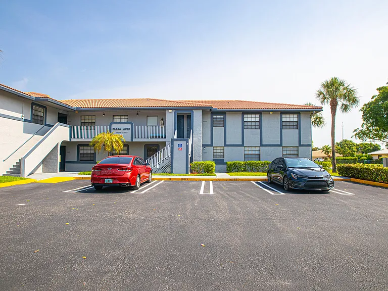 10687 Royal Palm Blvd — Photo 18