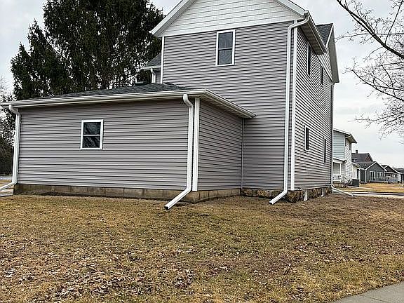 3rd image of 522 2nd Ave SW