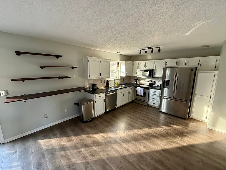 1821 Kingbird Ln — Photo 8