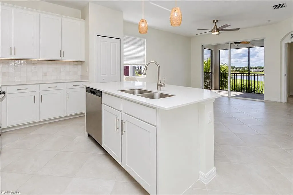 3 bed, 2.0 bath, 1301 sqft, $2,395 — Photo 2