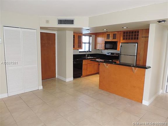 3rd image of 555 NE 30th St APT 803