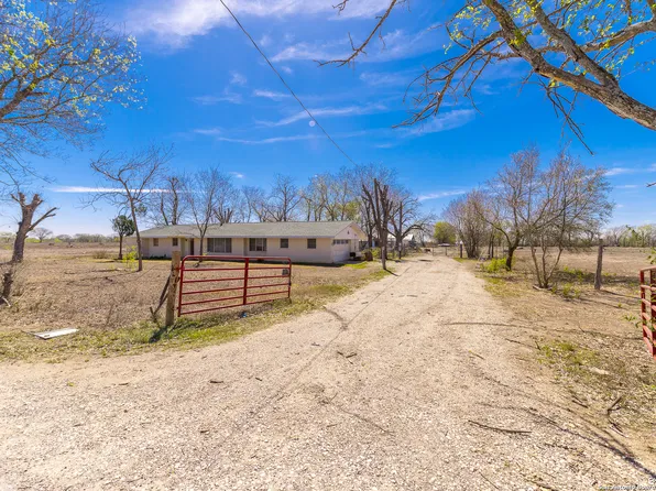 16000 County Road 580, LaCoste, TX 78039