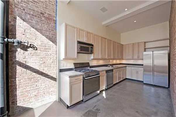 Rented by Isaacs Ganz Real Estate | media 12