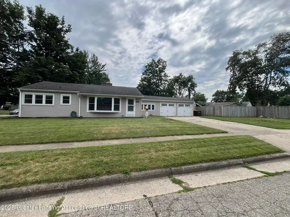 1062 W Colonial Park Dr, Grand Ledge, MI 48837