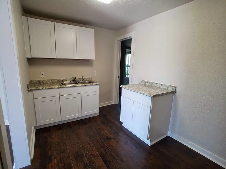 1529 N Walters St — Photo 3