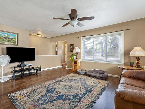 4th image of 327 W Eisenhower Blvd