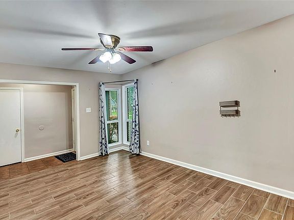 5th image of 803 Bayou Cir