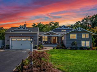 8 Mackenzie Cir, Sandy Hook, CT 06482