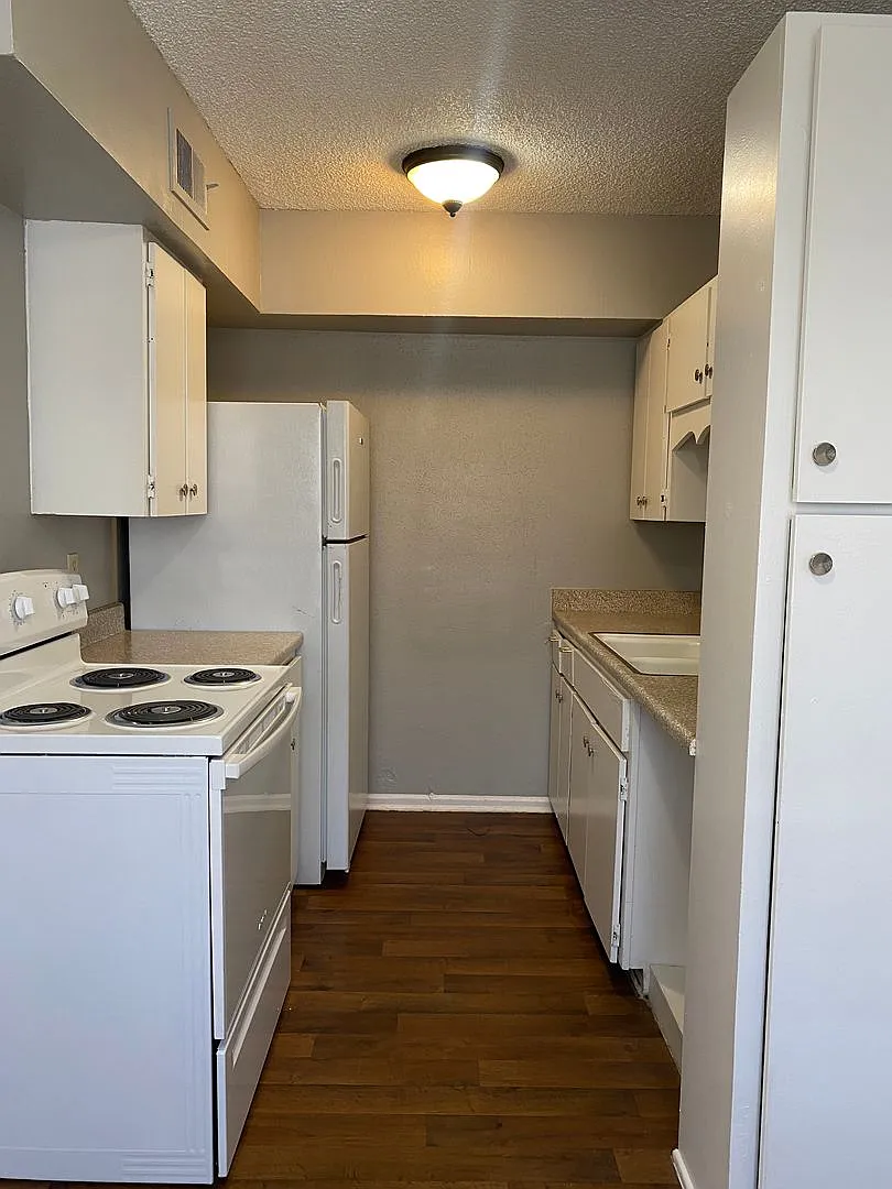 TEXANA APARTMENTS — Photo 1
