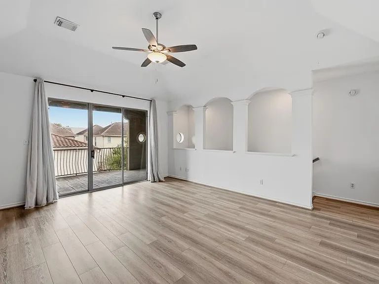 110 E Detering St — Photo 10