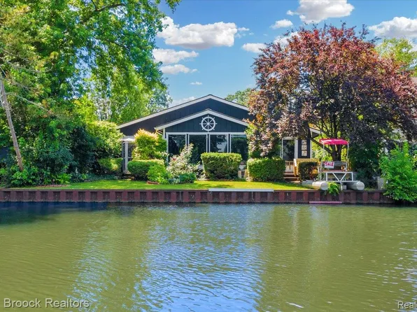 2840 Wall St, Keego Harbor, MI 48320