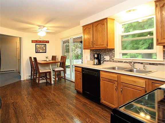 3rd image of 22 Mount Vernon Cir