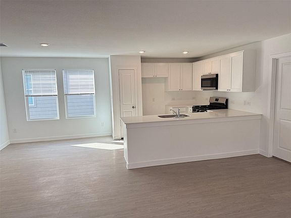3rd image of 450 Sormonne Loop