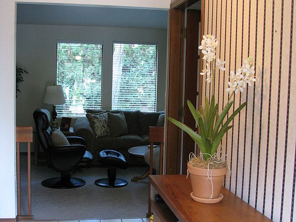 3rd image of 215 Edgewood Dr