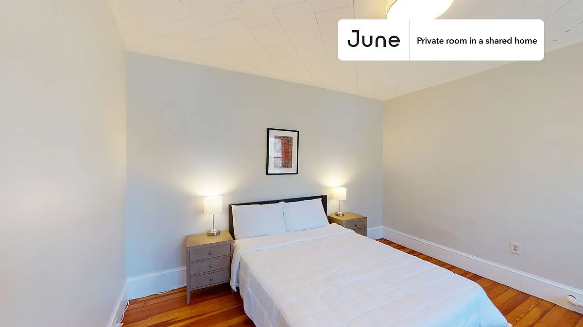 Queen bedroom in 3 bed/1 bath home in Somerville #816 B — Photo 3