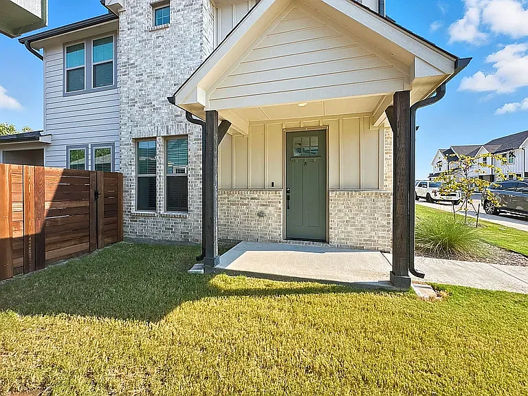 9525 Thorncrown Ln — Photo 2