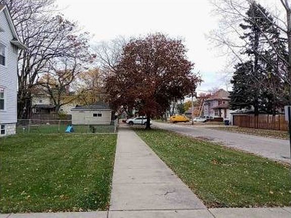 Exterior Neighborhood (street photo)