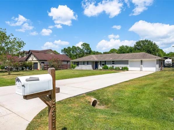3231 W Meadow Ln, Dickinson, TX 77539