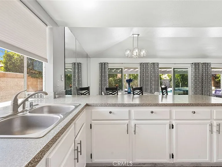 1479 E Francis Dr — Photo 12