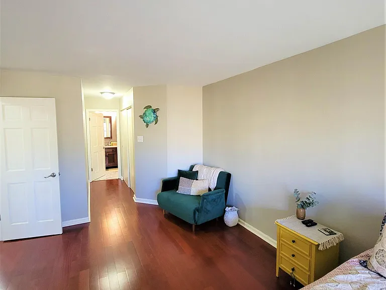 Master Bedroom (Sitting Side)