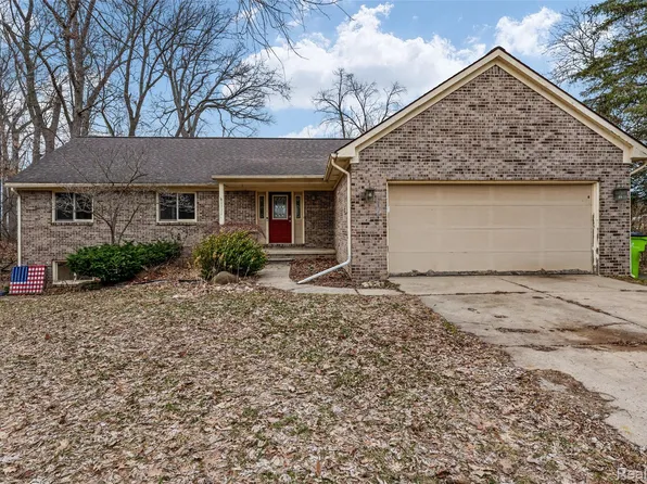 8732 Elizabeth Lake Rd, White Lake, MI 48386