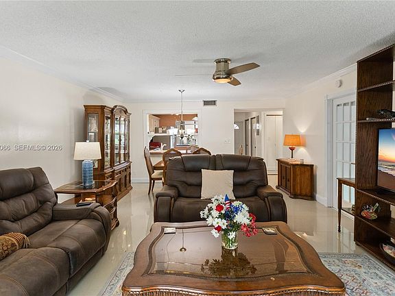 3rd image of 204 E Laurel Dr #1204
