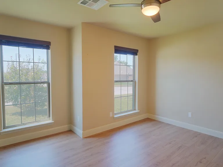 1021 Chesterfield Dr — Photo 2