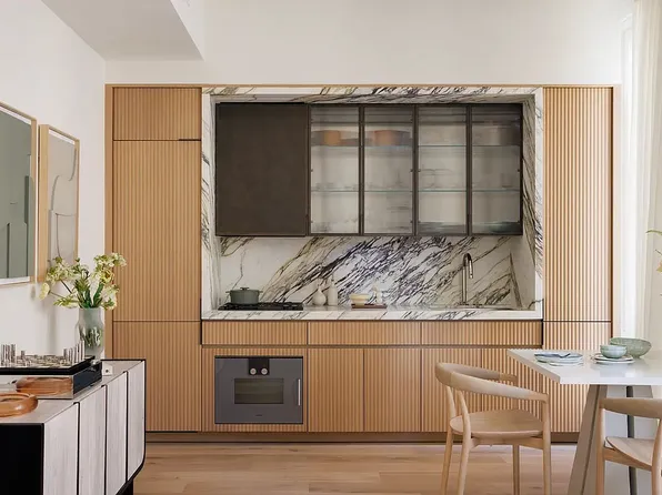 135 E 47th St #22A, New York, NY 10017