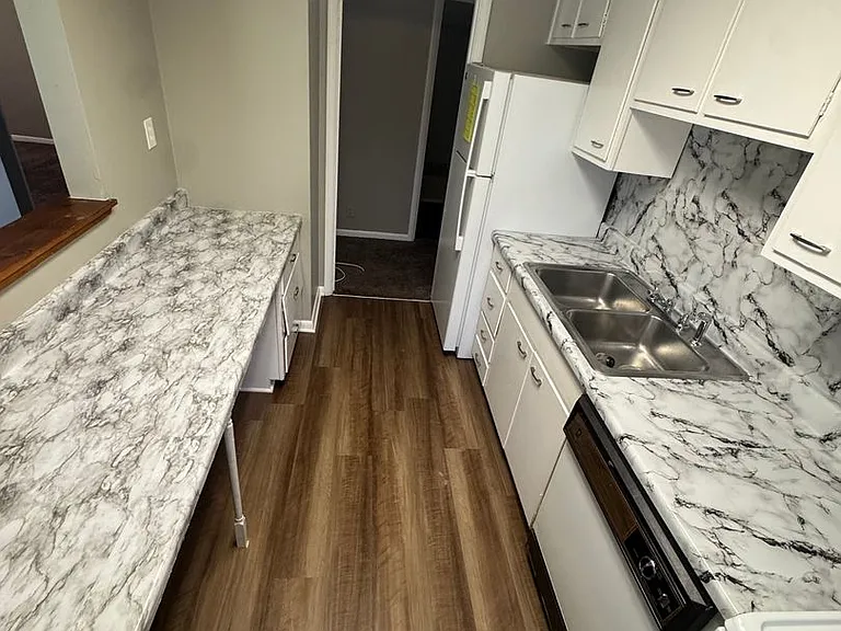 Hikes Point Apartments — Photo 5