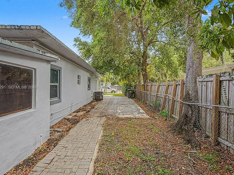 5917 SW 62nd Ter — Photo 26
