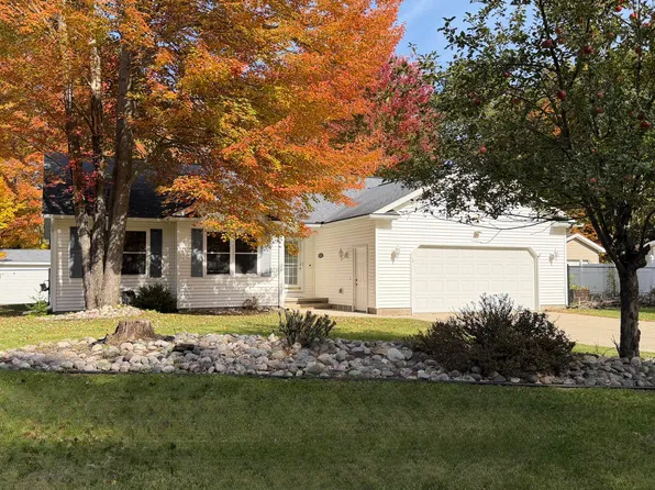 201 Meadow Ln, Prudenville, MI 48651