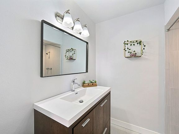 4th image of 2223 Mesquite Dr Unit B