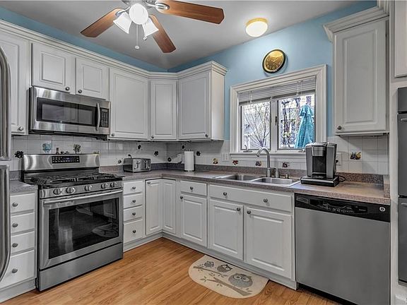3rd image of 23 Taft Pl