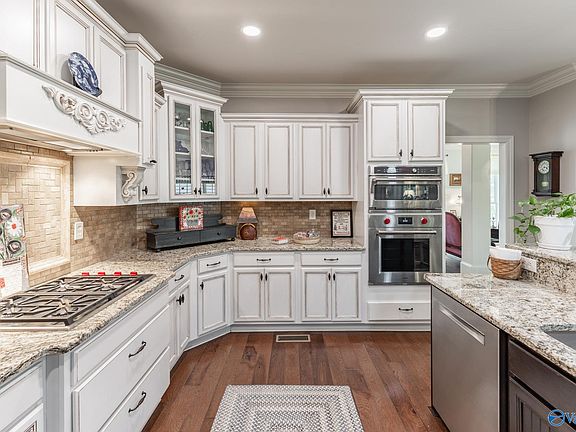 3rd image of 2814 Talon Cir NE