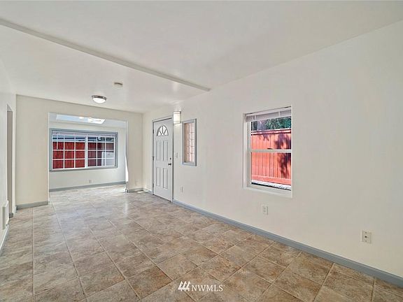 5th image of 1109 1/2 E Marine View Dr
