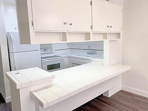 3rd image of 435 S Mariposa Ave APT 106