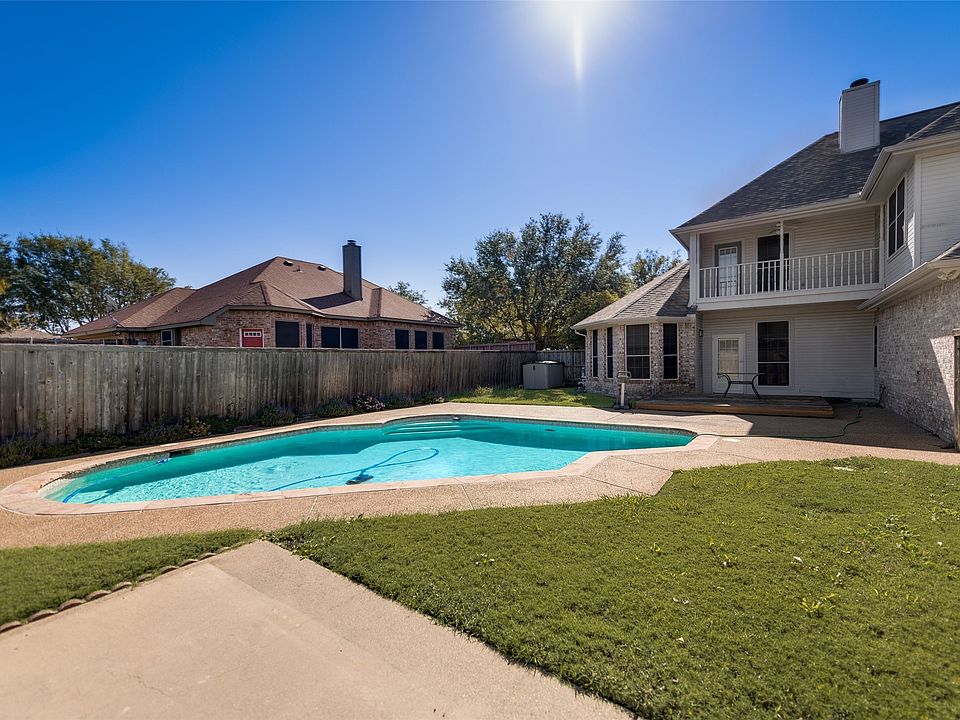 1st image of 1204 Surrey Cir