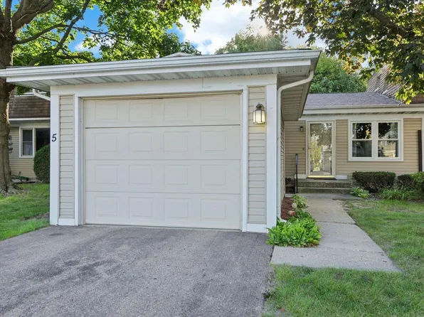5 Plum Tree Village, Beloit, WI 53511