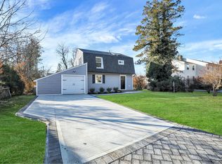 195 Peachtree Ln, Roslyn Heights, NY 11577