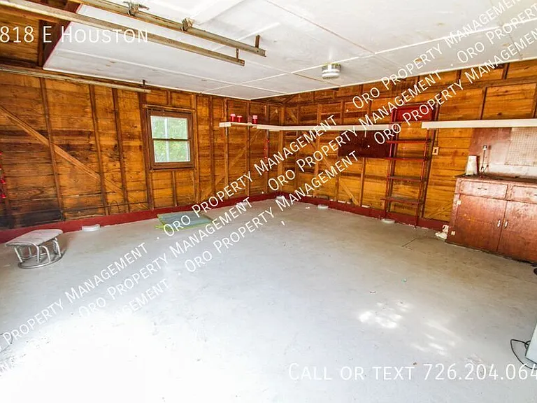2818 E Houston St — Photo 16