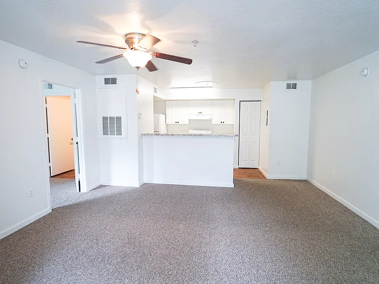 Whistler's Cove Apartments — Photo 15