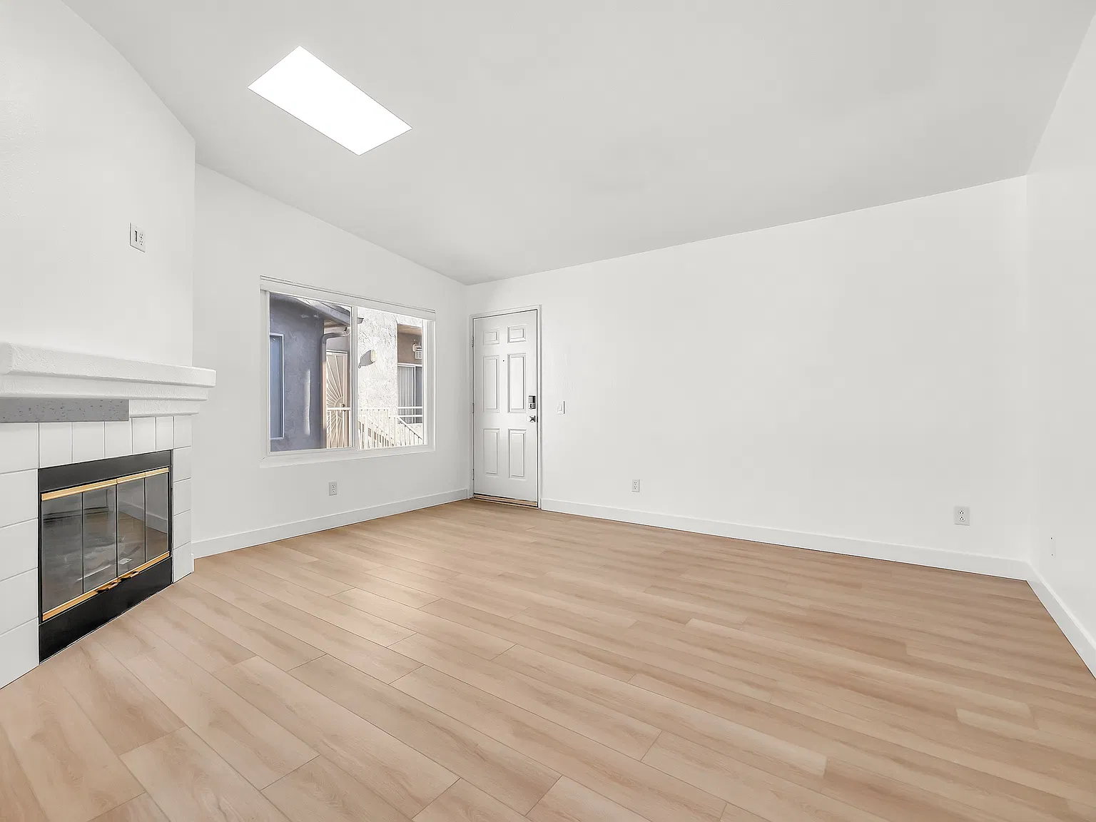 2 bed, 906 sqft, $3,300 — Photo 4